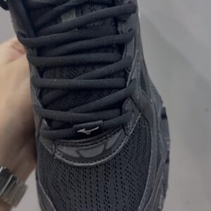 Mizuno Prophecy 6 “Black” – Camaleão